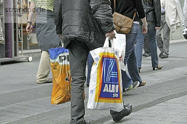 Alter Mann nach dem Einkauf bei den Discountern: plus und Aldi-Süd  Fußgängerzone in Köln  Nordrhein-Westfalen  Deutschland  Europa