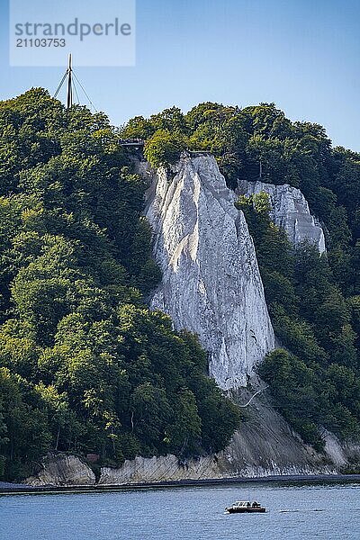 Kreidefelsen von Rügen  Aussichtsplattform an der berühmten Felsformation Königsstuhl  im Nationalpark Jasmund  Blick auf die Ostsee und die Kreidefelsen Küste  zwischen Sassnitz und Lohme  Mecklenburg-Vorpommern  Deutschland  Europa