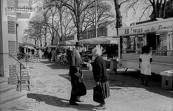 Deutschland  Werder  29.03.1991  Plausch auf der Straße in Werder  Markttag  Stände  Europa