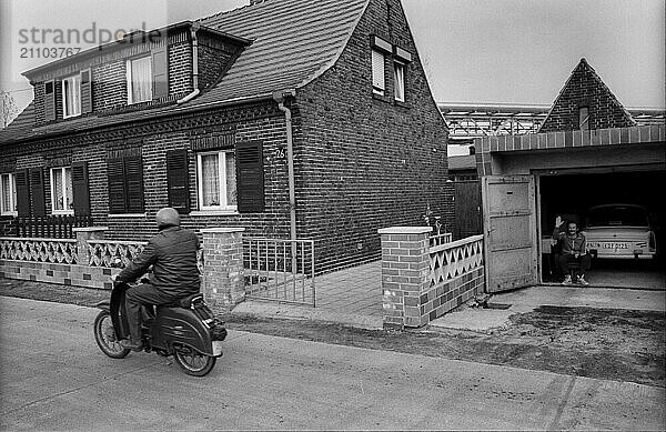 Deutschland  Greppin  31.03.1992  Ortschaft zwischen Wolfen und Bitterfeld  Mann in seiner Garage  Trabant  Moped Schwalbe  Europa