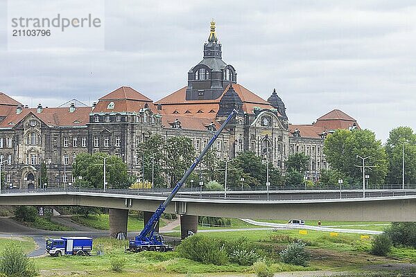 Aus noch unbekannter Ursache ist es in den frühen Morgenstunden zu einem Teileinsturz der Carolabrücke gekommen. Auf einer Länge von etwa 100 Metern ist der Teil  auf welchem normalerweise die Straßenbahnen verkehren  in die Elbe gestürzt. Der Bereich ist weiträumig abgesperrt.  Teileinsturz der Carolabrücke in Dresden  weitere Brückenteile sind akut einsturzgefährdet.  Dresden  Sachsen  Deutschland  Europa