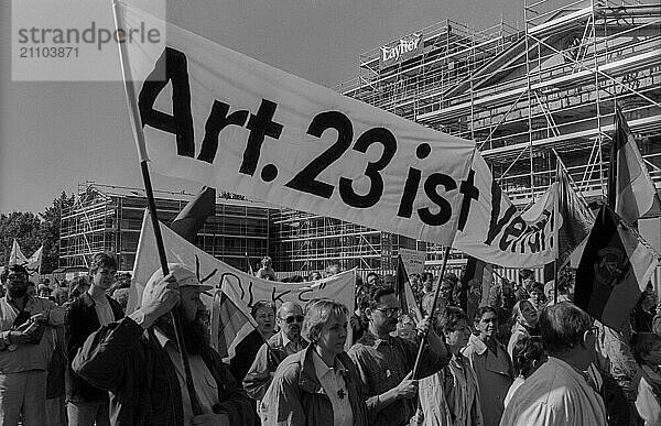 DDR  Berlin  30.04.1990  1. Mai 1990  am Brandenburger Tor  Artikel 23 ist Verrat