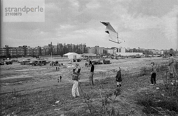 Deutschland  Berlin  07.04.1991  Mauerpark  Postenweg  Drachen steigen lassen  Blick zum Wedding  Europa