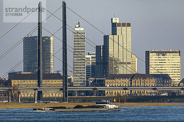 Düsseldorf  Skyline der Innenstadt  Hochhäuser  Rheinkniebrücke  Rhein  Frachtschiff