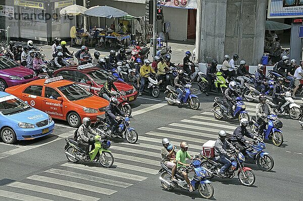 Motorräder  Mopeds und Autos im Verkehrschaos  Ratchadamri Road  Straßenverkehr in Bangkok  Thailandn