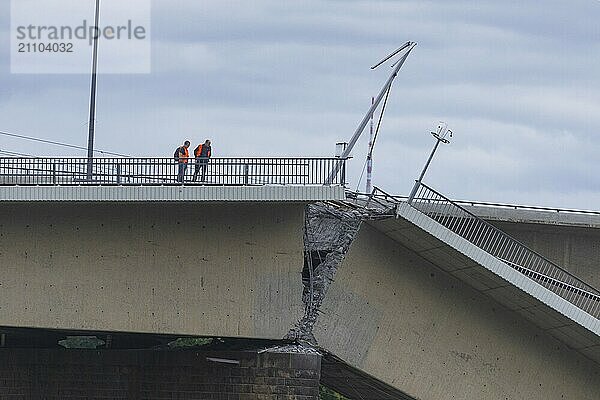 Aus noch unbekannter Ursache ist es in den frühen Morgenstunden zu einem Teileinsturz der Carolabrücke gekommen. Auf einer Länge von etwa 100 Metern ist der Teil  auf welchem normalerweise die Straßenbahnen verkehren  in die Elbe gestürzt. Der Bereich ist weiträumig abgesperrt.  Teileinsturz der Carolabrücke in Dresden  weitere Brückenteile sind akut einsturzgefährdet.  Dresden  Sachsen  Deutschland  Europa