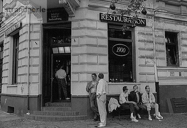 DDR  Berlin  30.04.1990  Kneipe  Restaurant  Restauration  1900  (Maifeier auf dem Kollwitzplatz)