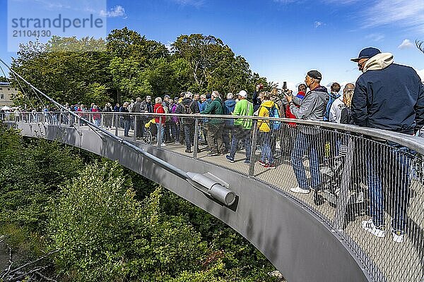 Der Skywalk Königsstuhl an den Kreidefelsen von Rügen  Aussichtsplattform an der berühmten Felsformation Königsstuhl  barrierefrei  im Nationalpark Jasmund  Blick auf die Ostsee und die Kreidefelsen Küste  zwischen Sassnitz und Lohme  Mecklenburg-Vorpommern  Deutschland  Europa