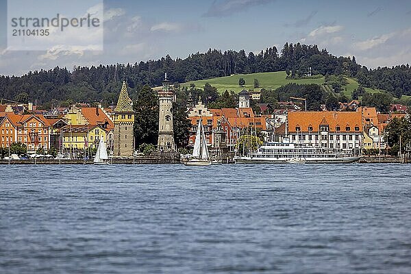 Hafen von Lindau  Stadtansicht mit Leuchtturm und Mangturm aus Ausflugsschiff. Lindau  Bodensee  Bayern  Deutschland  Europa