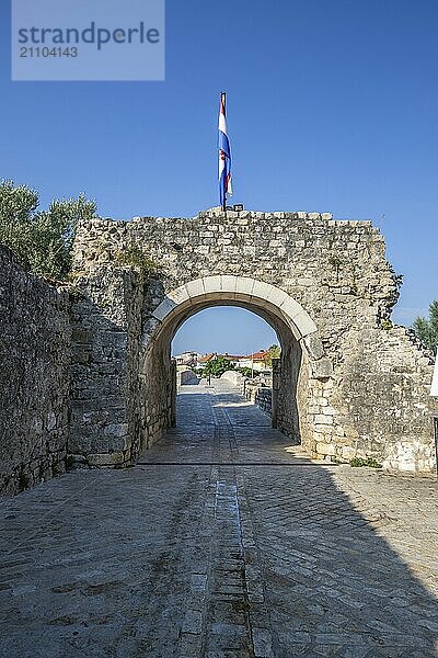 Skyline einer kleinen Mittelmeerstadt  historisches Stadtzentrum mit massiven Stadtmauern auf einer Insel in einer Bucht oder Lagune. Morgenstimmung in Nin  Zadar  Dalmatien  Kroatien  Adria  Europa