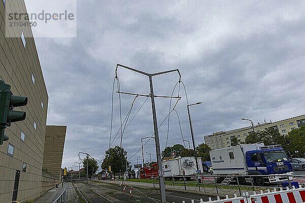 Aus noch unbekannter Ursache ist es in den frühen Morgenstunden zu einem Teileinsturz der Carolabrücke gekommen. Auf einer Länge von etwa 100 Metern ist der Teil  auf welchem normalerweise die Straßenbahnen verkehren  in die Elbe gestürzt. Der Bereich ist weiträumig abgesperrt. Abgerissenen Obertleitungen auf der altstädter Seite.  Teileinsturz der Carolabrücke in Dresden  weitere Brückenteile sind akut einsturzgefährdet.  Dresden  Sachsen  Deutschland  Europa