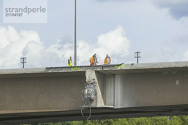 Aus noch unbekannter Ursache ist es in den frühen Morgenstunden zu einem Teileinsturz der Carolabrücke gekommen. Auf einer Länge von etwa 100 Metern ist der Teil  auf welchem normalerweise die Straßenbahnen verkehren  in die Elbe gestürzt. Der Bereich ist weiträumig abgesperrt.  Teileinsturz der Carolabrücke in Dresden  weitere Brückenteile sind akut einsturzgefährdet.  Dresden  Sachsen  Deutschland  Europa