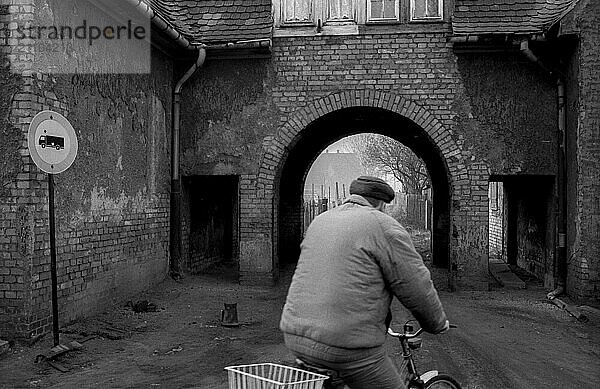 Deutschland  Merseburg  15.01.1992  Hausdurchgang  Mann (Arbeiter mit Fahrrad)  Europa