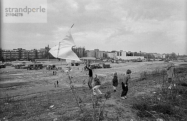 Deutschland  Berlin  07.04.1991  Mauerpark  Postenweg  Drachen steigen lassen  Blick zum Wedding  Europa