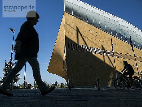 Silhouette Fussgänger  Zentralbibliothek und Kulturzentrum Oodi  Entwurf des Architekturbüros ALA Architects  Helsinki  Finnland  Europa