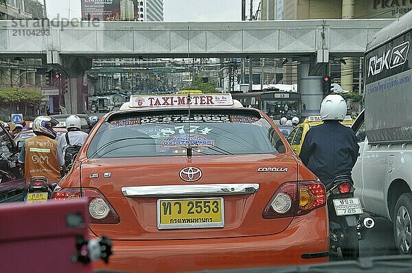 Motorräder  Mopeds und Autos im Verkehrschaos  Ratchadamri Road  Straßenverkehr in Bangkok  Thailand  Asien