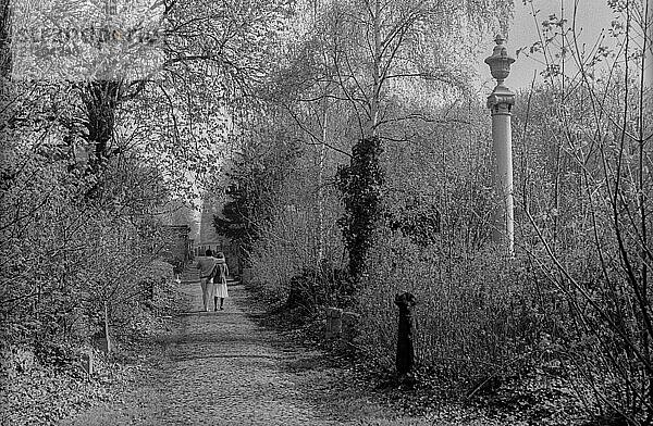 GDR  Berlin  27.04.1987  Jewish cemetery Weißensee  in spring  couple taking a walk