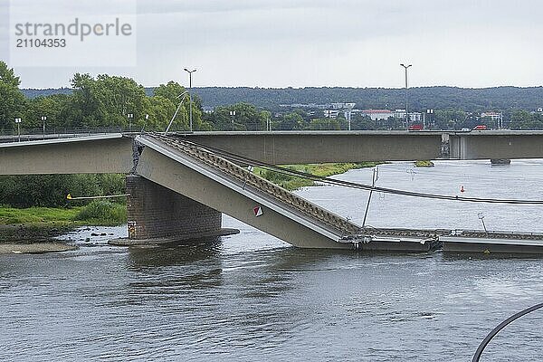 Aus noch unbekannter Ursache ist es in den frühen Morgenstunden zu einem Teileinsturz der Carolabrücke gekommen. Auf einer Länge von etwa 100 Metern ist der Teil  auf welchem normalerweise die Straßenbahnen verkehren  in die Elbe gestürzt. Der Bereich ist weiträumig abgesperrt.  Teileinsturz der Carolabrücke in Dresden  weitere Brückenteile sind akut einsturzgefährdet.  Dresden  Sachsen  Deutschland  Europa