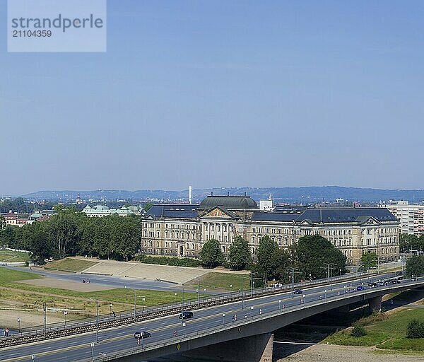 Aus noch unbekannter Ursache ist es in den frühen Morgenstunden zu einem Teileinsturz der Carolabrücke gekommen. Auf einer Länge von etwa 100 Metern ist der Teil  auf welchem normalerweise die Straßenbahnen verkehren  in die Elbe gestürzt. Aufnahme der intakten Brücke von 2016  Carolabrücke in Dresden  Dresden  Sachsen  Deutschland  Europa