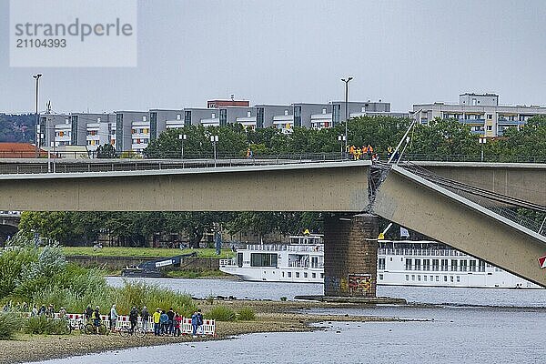 Aus noch unbekannter Ursache ist es in den frühen Morgenstunden zu einem Teileinsturz der Carolabrücke gekommen. Auf einer Länge von etwa 100 Metern ist der Teil  auf welchem normalerweise die Straßenbahnen verkehren  in die Elbe gestürzt. Der Bereich ist weiträumig abgesperrt.  Teileinsturz der Carolabrücke in Dresden  weitere Brückenteile sind akut einsturzgefährdet.  Dresden  Sachsen  Deutschland  Europa