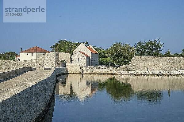 Skyline einer kleinen Mittelmeerstadt  historisches Stadtzentrum mit massiven Stadtmauern auf einer Insel in einer Bucht oder Lagune. Morgenstimmung in Nin  Zadar  Dalmatien  Kroatien  Adria  Europa