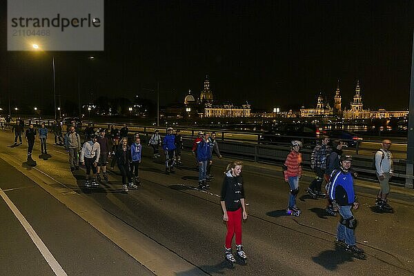 Aus noch unbekannter Ursache ist es in den frühen Morgenstunden zu einem Teileinsturz der Carolabrücke gekommen. Auf einer Länge von etwa 100 Metern ist der Teil  auf welchem normalerweise die Straßenbahnen verkehren  in die Elbe gestürzt. Aufnahme der intakten Brücke von 2013 mit dem Nachtskaten.  Carolabrücke in Dresden  Dresden  Sachsen  Deutschland  Europa