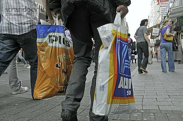 Alter Mann nach dem Einkauf bei den Discountern: plus und Aldi-Süd  Fußgängerzone in Köln  Nordrhein-Westfalen  Deutschland  Europa