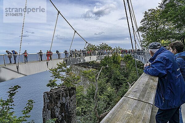 Der Skywalk Königsstuhl an den Kreidefelsen von Rügen  Aussichtsplattform an der berühmten Felsformation Königsstuhl  barrierefrei  im Nationalpark Jasmund  Blick auf die Ostsee und die Kreidefelsen Küste  zwischen Sassnitz und Lohme  Mecklenburg-Vorpommern  Deutschland  Europa