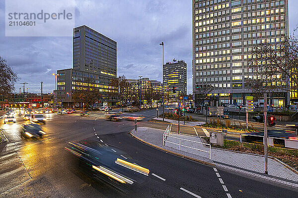 Abendlicher Innenstadtverkehr in Essen  große Kreuzung  Bismarck Platz  Hindenburg Strasse  Krupp Strasse  dieser Bereich wäre auch von einem Dieselfahrverbot betroffen  Unterhalb der Kreuzung verläuft die Autobahn A40  im Ruhrschnellweg Tunnel  ...