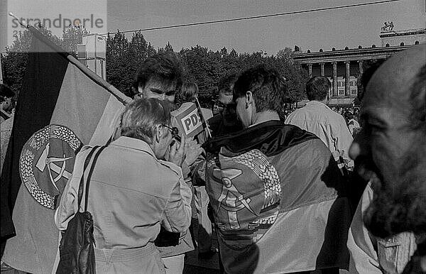 DDR  Berlin  30.04.1990  1. Mai 1990  am Lustgarten  DDR Fahnen  PDS