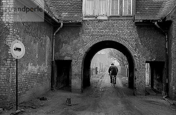 Deutschland  Merseburg  15.01.1992  Hausdurchgang  Mann (Arbeiter mit Fahrrad)  Europa