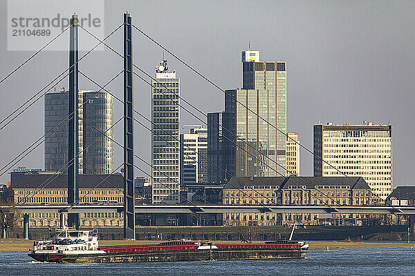 Düsseldorf  Skyline der Innenstadt  Hochhäuser  Rheinkniebrücke  Rhein  Frachtschiff