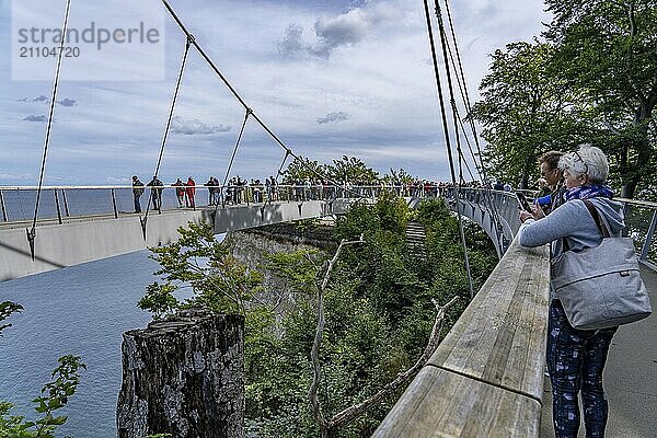 Der Skywalk Königsstuhl an den Kreidefelsen von Rügen  Aussichtsplattform an der berühmten Felsformation Königsstuhl  barrierefrei  im Nationalpark Jasmund  Blick auf die Ostsee und die Kreidefelsen Küste  zwischen Sassnitz und Lohme  Mecklenburg-Vorpommern  Deutschland  Europa