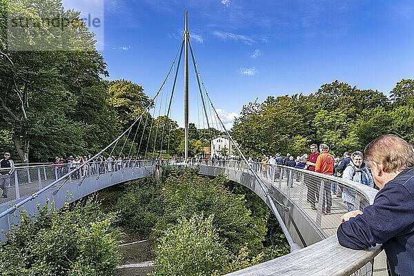 Der Skywalk Königsstuhl an den Kreidefelsen von Rügen  Aussichtsplattform an der berühmten Felsformation Königsstuhl  barrierefrei  im Nationalpark Jasmund  Blick auf die Ostsee und die Kreidefelsen Küste  zwischen Sassnitz und Lohme  Mecklenburg-Vorpommern  Deutschland  Europa