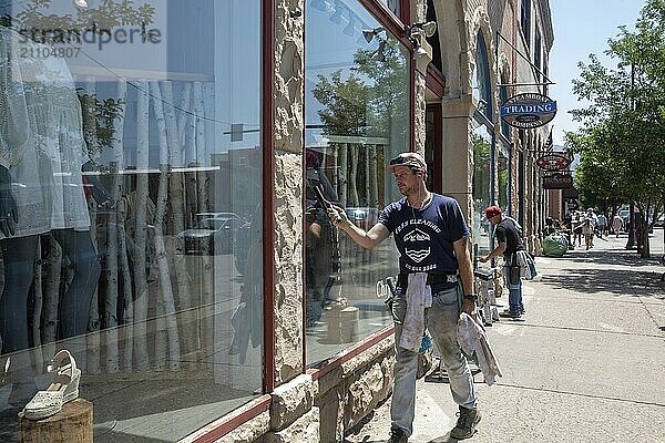 Steamboat Springs  Colorado  Männer waschen Fenster in Geschäften der Innenstadt