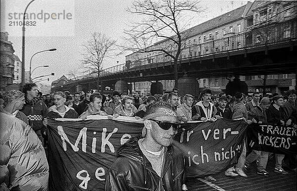 Deutschland  Berlin  9.11.1990  Hooligans veranstalten einen Trauerzug für den in Leipzig von Polizisten erschossenen Hooligan Mike  in der Schönhauser Allee  Europa