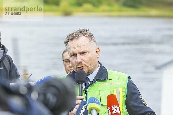 Aus noch unbekannter Ursache ist es in den frühen Morgenstunden zu einem Teileinsturz der Carolabrücke gekommen. Auf einer Länge von etwa 100 Metern ist der Teil  auf welchem normalerweise die Straßenbahnen verkehren  in die Elbe gestürzt. Der Bereich ist weiträumig abgesperrt. Michael Klahre Einsatzleiter und Pressesprecher der Dresdner Feuerwehr.  Teileinsturz der Carolabrücke in Dresden  weitere Brückenteile sind akut einsturzgefährdet.  Dresden  Sachsen  Deutschland  Europa