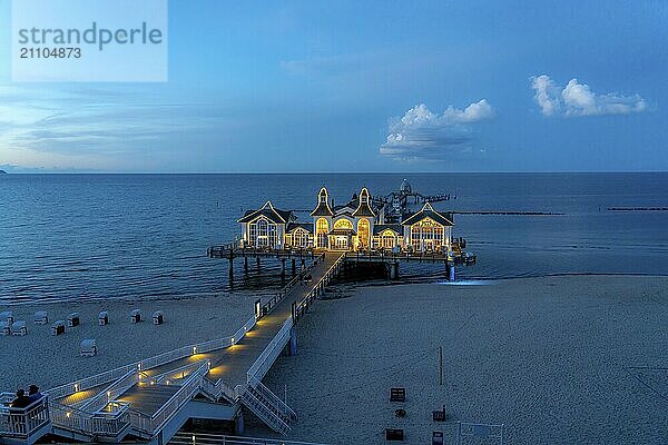 Die Seebrücke von Sellin  Abendstimmung  Sonnenuntergang  394 Meter lang  mit Restaurant  Schiffsanleger  Insel Rügen  Mecklenburg-Vorpommern  Deutschland  Europa