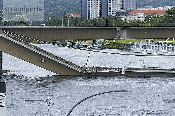 Aus noch unbekannter Ursache ist es in den frühen Morgenstunden zu einem Teileinsturz der Carolabrücke gekommen. Auf einer Länge von etwa 100 Metern ist der Teil  auf welchem normalerweise die Straßenbahnen verkehren  in die Elbe gestürzt. Der Bereich ist weiträumig abgesperrt.  Teileinsturz der Carolabrücke in Dresden  weitere Brückenteile sind akut einsturzgefährdet.  Dresden  Sachsen  Deutschland  Europa