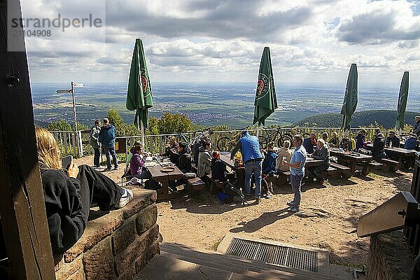 Wanderer und Mountainbiker genießen das schöne Septemberwetter auf der Kalmit  mit 672  6 m. ü. NHN dem höchsten Berg im Pfälzerwald