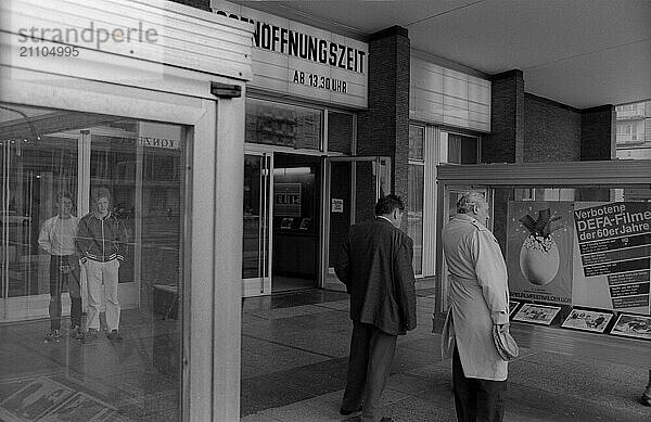 DDR  Berlin  14.5.1990  Kino International  Eingang  Schaukästen  Verbotene DEFA Filme