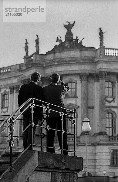 NDeutschland  Berlin  19.05.1991  zwei Männer in Betrachtung der Kommode  Bebelplatz  Deutsche Staatsoper unter den Linden