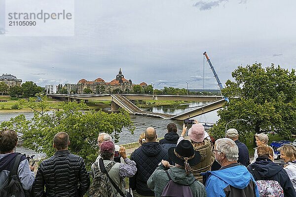 Aus noch unbekannter Ursache ist es in den frühen Morgenstunden zu einem Teileinsturz der Carolabrücke gekommen. Auf einer Länge von etwa 100 Metern ist der Teil  auf welchem normalerweise die Straßenbahnen verkehren  in die Elbe gestürzt. Der Bereich ist weiträumig abgesperrt. An den Absperrungen drängen sich die Schaulustigen.  Teileinsturz der Carolabrücke in Dresden  weitere Brückenteile sind akut einsturzgefährdet.  Dresden  Sachsen  Deutschland  Europa