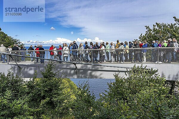 Der Skywalk Königsstuhl an den Kreidefelsen von Rügen  Aussichtsplattform an der berühmten Felsformation Königsstuhl  barrierefrei  im Nationalpark Jasmund  Blick auf die Ostsee und die Kreidefelsen Küste  zwischen Sassnitz und Lohme  Mecklenburg-Vorpommern  Deutschland  Europa