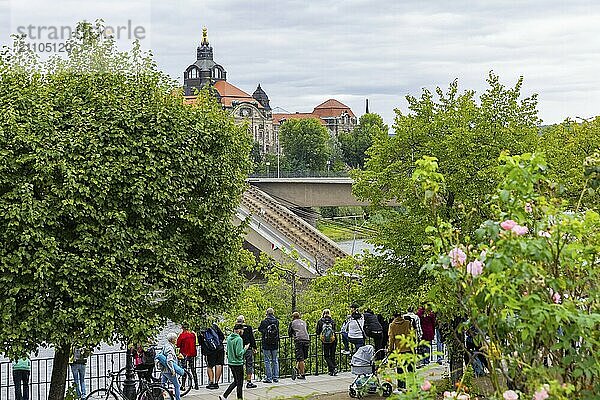 Aus noch unbekannter Ursache ist es in den frühen Morgenstunden zu einem Teileinsturz der Carolabrücke gekommen. Auf einer Länge von etwa 100 Metern ist der Teil  auf welchem normalerweise die Straßenbahnen verkehren  in die Elbe gestürzt. Der Bereich ist weiträumig abgesperrt.  Teileinsturz der Carolabrücke in Dresden  weitere Brückenteile sind akut einsturzgefährdet.  Dresden  Sachsen  Deutschland  Europa