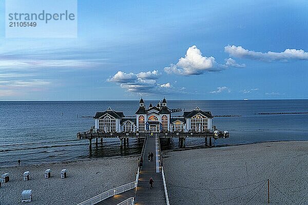 Die Seebrücke von Sellin  Abendstimmung  Sonnenuntergang  394 Meter lang  mit Restaurant  Schiffsanleger  Strandkörbe  Insel Rügen  Mecklenburg-Vorpommern  Deutschland  Europa