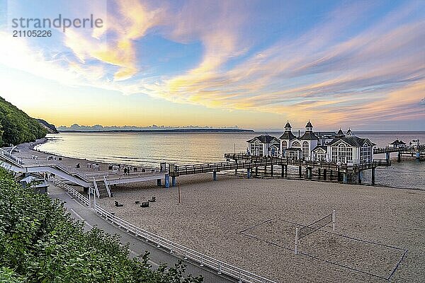 Die Seebrücke von Sellin  Abendstimmung  Sonnenuntergang  394 Meter lang  mit Restaurant  Schiffsanleger  Strandkörbe  Insel Rügen  Mecklenburg-Vorpommern  Deutschland  Europa