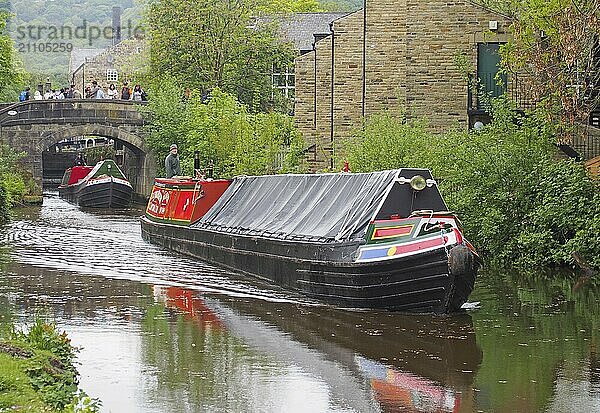 Hebden bridge  west yorkshire  england  19. Mai 2019: Oldtimerboote auf dem Weg zum Treffen des historischen Narrow Boat Club  das am Maifeiertag auf dem Rochdale Kanal in Hebden bridge in West Yorkshire stattfand