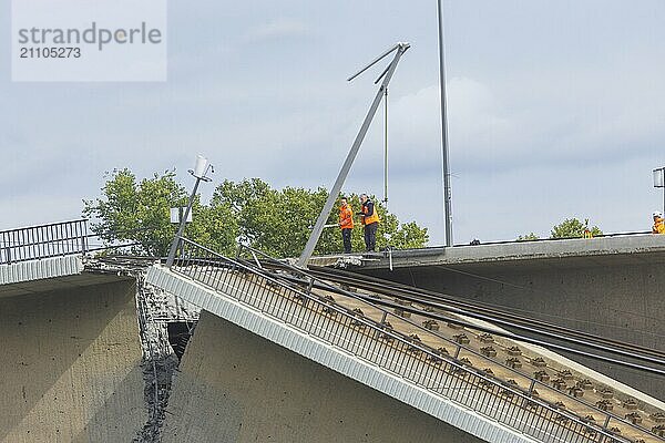 Aus noch unbekannter Ursache ist es in den frühen Morgenstunden zu einem Teileinsturz der Carolabrücke gekommen. Auf einer Länge von etwa 100 Metern ist der Teil  auf welchem normalerweise die Straßenbahnen verkehren  in die Elbe gestürzt. Der Bereich ist weiträumig abgesperrt.  Teileinsturz der Carolabrücke in Dresden  weitere Brückenteile sind akut einsturzgefährdet.  Dresden  Sachsen  Deutschland  Europa