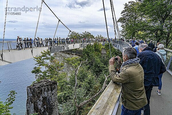 Der Skywalk Königsstuhl an den Kreidefelsen von Rügen  Aussichtsplattform an der berühmten Felsformation Königsstuhl  barrierefrei  im Nationalpark Jasmund  Blick auf die Ostsee und die Kreidefelsen Küste  zwischen Sassnitz und Lohme  Mecklenburg-Vorpommern  Deutschland  Europa